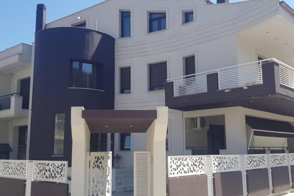 Aretoysa Center Luxury Suites 2 Néa Péramos エクステリア 写真