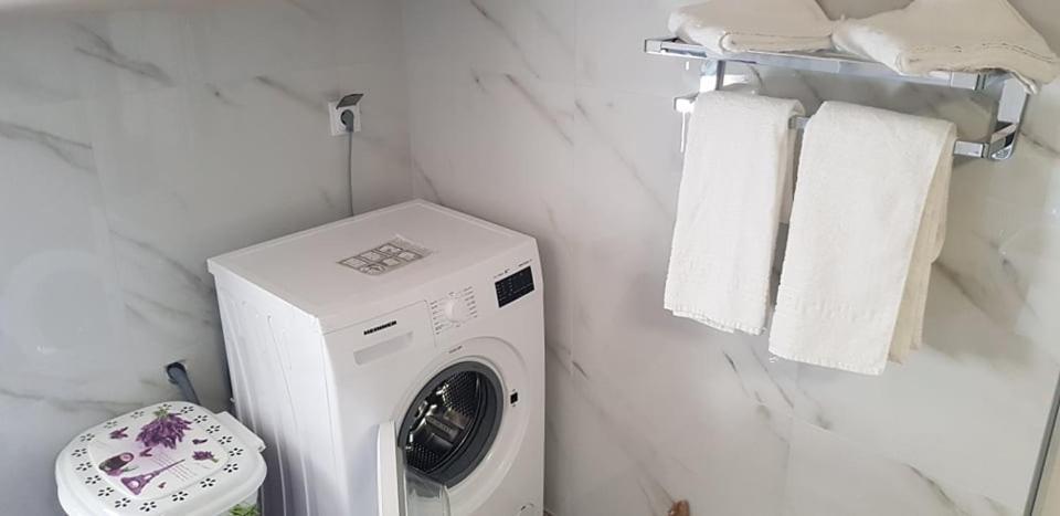 Aretoysa Center Luxury Suites 2 Néa Péramos エクステリア 写真