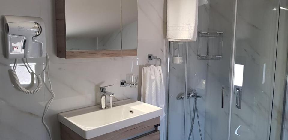 Aretoysa Center Luxury Suites 2 Néa Péramos エクステリア 写真